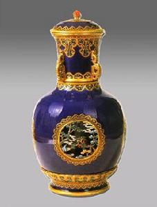 清乾隆藍釉描金粉彩開光轉心瓶 清乾隆藍釉描金粉彩開光轉心瓶