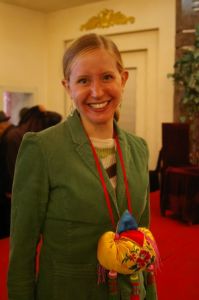 佩戴慶陽香包的國際友人