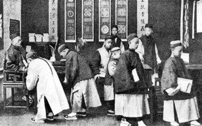 乾隆憐憫他懷才不遇，給67歲才中進士的他升了官