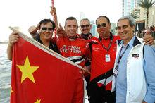 國際摩聯主席丘里（右一）祝賀中國隊奪冠