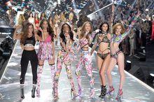 Chantelle和眾多超模合影