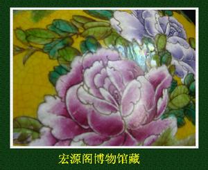 乾隆粉彩天球瓶局部