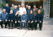 1988年王曙（前排右三）回陝西富平考察