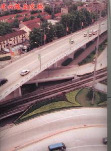 （圖）建六路立交橋  位於建六路和平大道與武九鐵路交會處。1999 年開工，2000 年10 月28 日建成通車，主要解決和平大道與武九鐵路平交問題。橋體共3 層，最上一層是和平大道跨武九鐵路的高架橋．其結構為預應力鋼筋砼簡支梁橋，橋長680 米、橋寬 16 米、最大跨度 28 米，主要通行直行機動車；中間一層是和平大道與建設六路、和平大道與工業二路互通的道路；最下一層是低於地面，穿過武九鐵路的箱橋，主要供行人、非機動車輛通行。