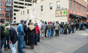 美國科羅拉多州民眾在大麻商店前大排長龍