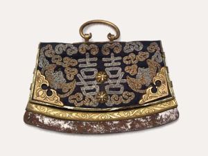 紅木柄綠緞彩繡博古紋扇 紅木柄綠緞彩繡博古紋扇