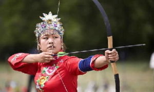 一名錫伯族姑娘參加紀念西遷246周年傳統射箭比賽