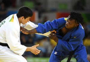 波波萊·米森加（右）