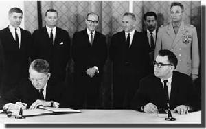 1968年，美國和蘇聯代表簽署《不擴散核武器條約》