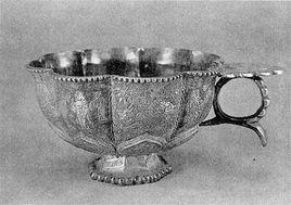 唐仕女狩獵紋八瓣銀杯 唐仕女狩獵紋八瓣銀杯