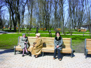 外交官書法家姜雲先生夫人在烏克蘭基輔公園