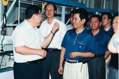 原河北省委書記王旭東在李玉國董事長的陪同下參觀先河公司車間