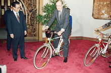 國外領導騎飛鴿腳踏車