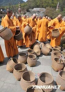 3月25日，僧人們背上茶簍準備去採茶