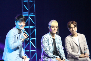 張宇坤主持韓國藝人金賢重演唱會