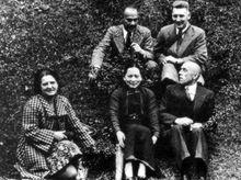 在香港和路易艾黎等合影(中下)