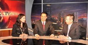 劉大使和袁正明副台長在記者站首任站長宋嘉寧陪同下參觀演播室