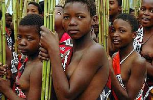 資料圖：南非少女當眾接受處女測試