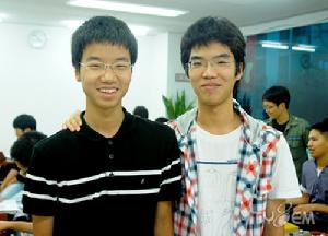 安成浚(左)和安亨浚(右)兄弟合影