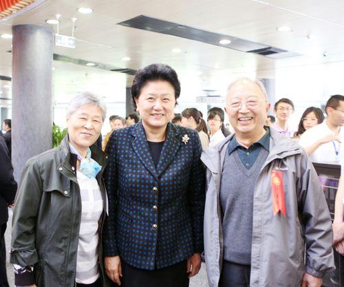 謝希仁和夫人吳自珠與劉延東合影