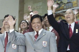 2001年北京在莫斯科申奧成功，左至右：袁偉民，劉淇，何振梁激動地招手慶祝
