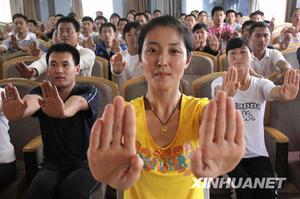 2009年9月11日，教練在培訓中學體育老師做“課上操”。