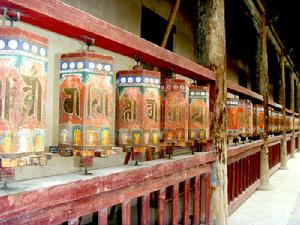 慎爭戒訟 背道而馳之象，無端起訟之意