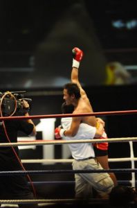 台灣在世界k-1首勝楊東雄欣喜萬分,李憶元教練抱起