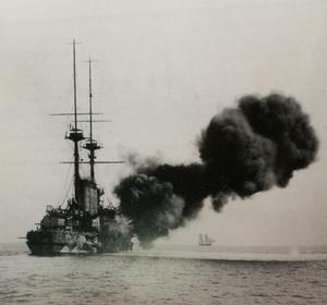 1909年10月12日在廣島灣進行火炮試驗的伊吹號裝甲巡洋艦