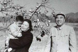 朱和平和爺爺奶奶在一起