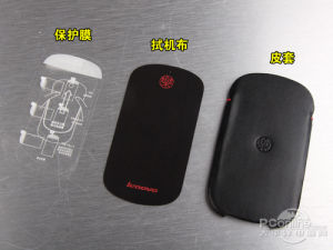 聯想樂Phone隨機附贈了保護膜、拭機布和皮套
