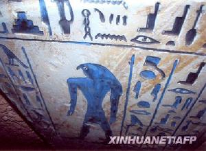 這張埃及最高文物委員會2009年3月3日發布的照片顯示的是在埃及首都開羅以南的塞加拉地區發現的一座刻有“伊西絲諾弗雷特”的名字以及“貴婦”頭銜的石棺。