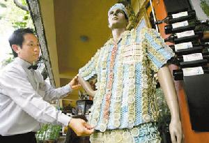 （圖）員工整理迎賓模特身上的安全套時裝