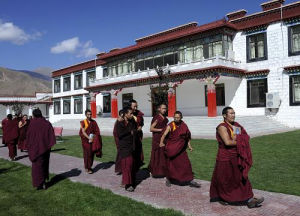 學員走出佛學院的教室