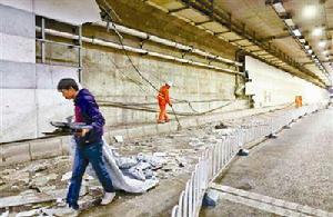 4&middot;11北京大屯路隧道兩跑車相撞事故