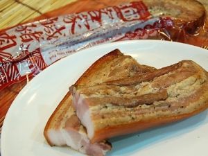 鹹豬肉屬高鹽飲食，可直接損傷胃黏膜細胞。