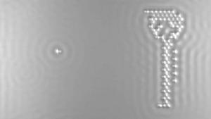 主人公與一個原子結伴玩耍