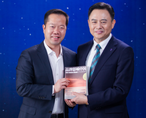 吳綱贈長安汽車董事長徐留平先生《品牌影響中國》