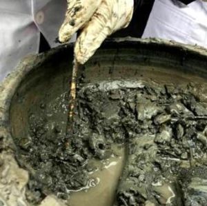 挖掘出的大鼎內的“肉湯”