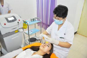 甄毓玲給韓星李珍筆進行立體美膚