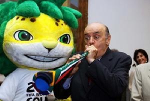 聖保羅州州長若澤-施拿在南非世界盃推介會上吹奏南非喇叭