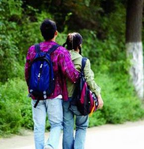 科學家說，第一，穿紅色會讓你看起來更有魅力；第二，要多微笑，不要哭喪著臉..