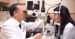 陳瑩山主任給患者做眼科檢查