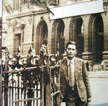 1945年10月，鄧發在法國原中國大使館門前