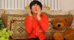 80後淘寶店主為攬客自抽耳光