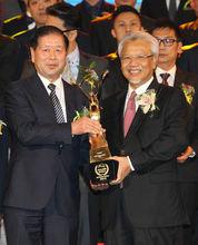 李榮（左）從阿末胡斯尼手中接過獎座