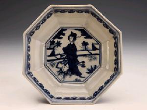 明隆慶款青花嫦娥奔月圖八角盤