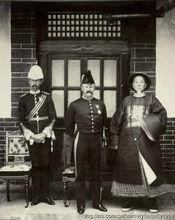 山東巡撫周馥與英國駐威海衛專員駱克合影