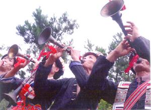 （圖）身穿盛裝，敲起鑼鼓，吹著嗩吶，以瑤族的最高禮節