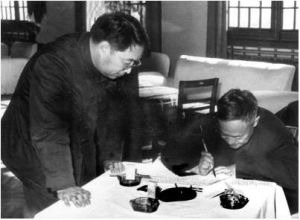 《收穫》創始人巴金、靳以在創刊的日子裡。靳以、巴金的合作開始於１９３０年代創辦《文學季刊》【南方周末】本文網址：http://www.infzm.com/content/trs/raw/26089